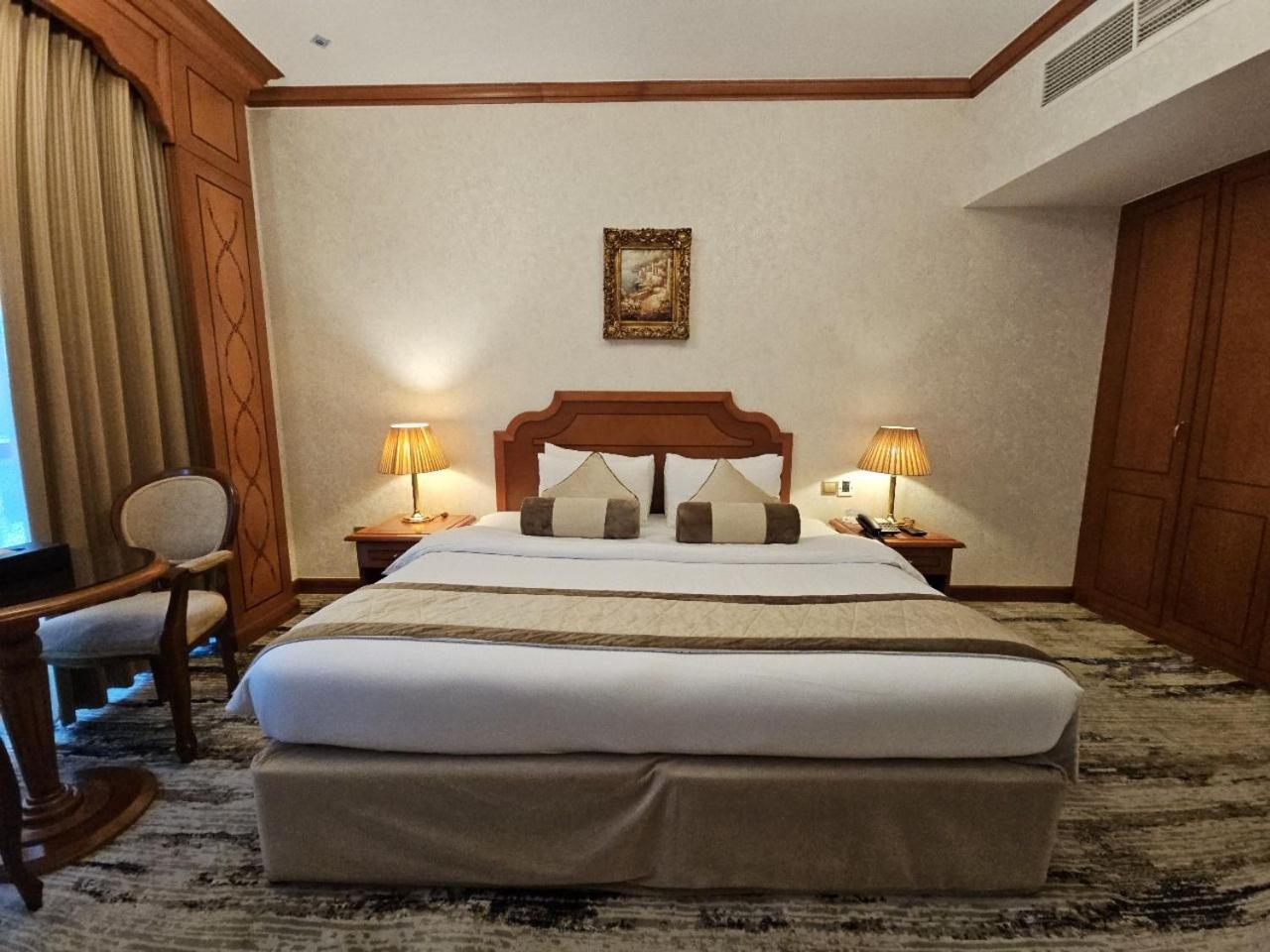 Royal Concorde Hotel & Suite Дубай Экстерьер фото