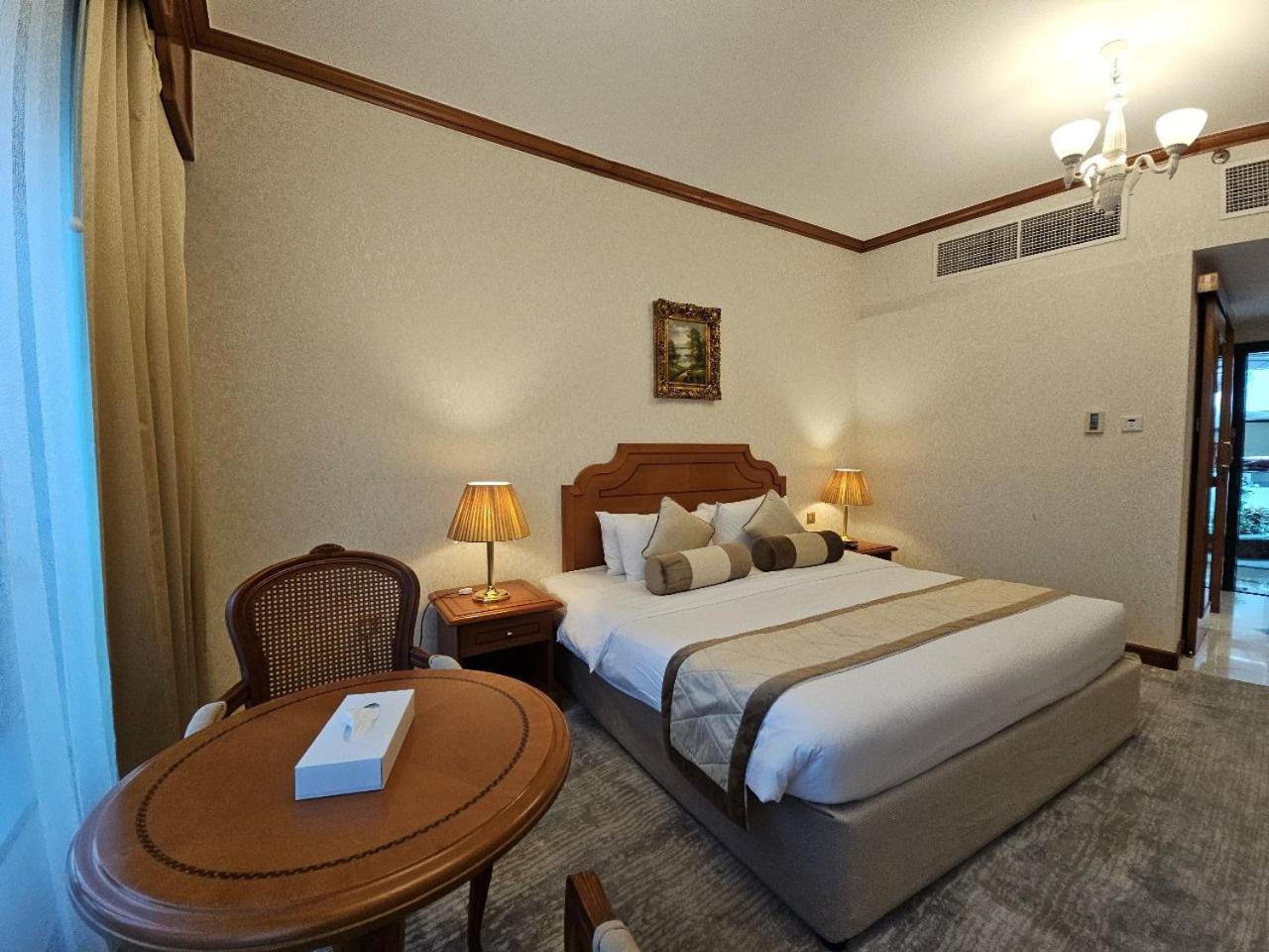 Royal Concorde Hotel & Suite Дубай Экстерьер фото