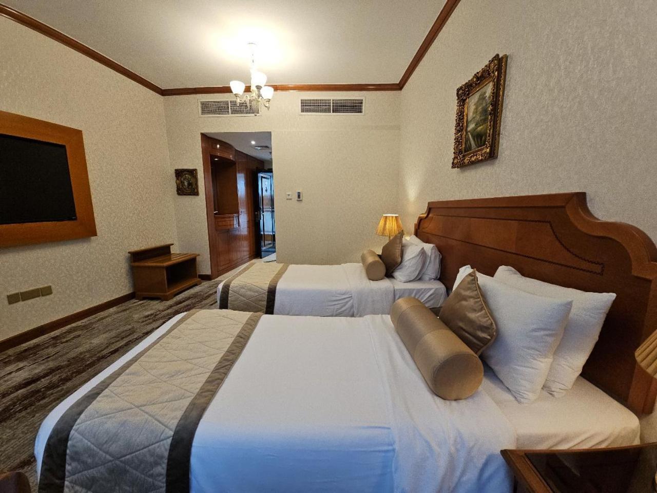 Royal Concorde Hotel & Suite Дубай Экстерьер фото