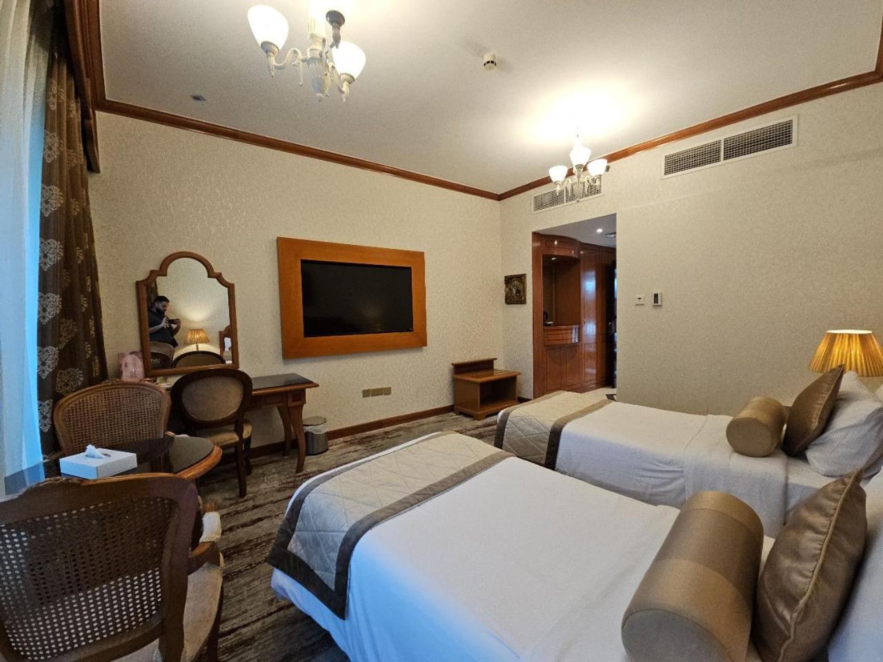 Royal Concorde Hotel & Suite Дубай Экстерьер фото