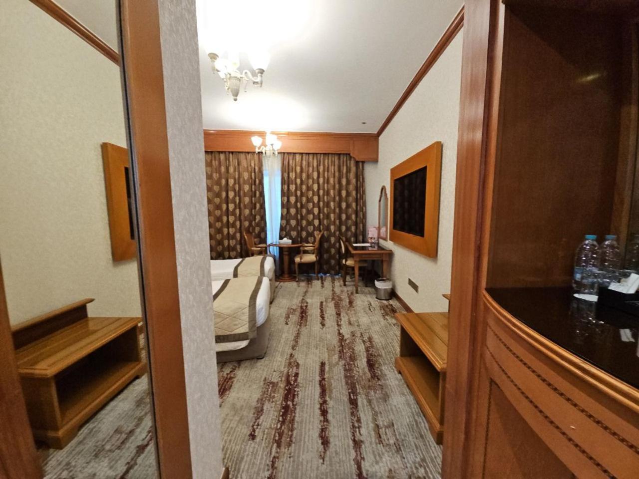 Royal Concorde Hotel & Suite Дубай Экстерьер фото