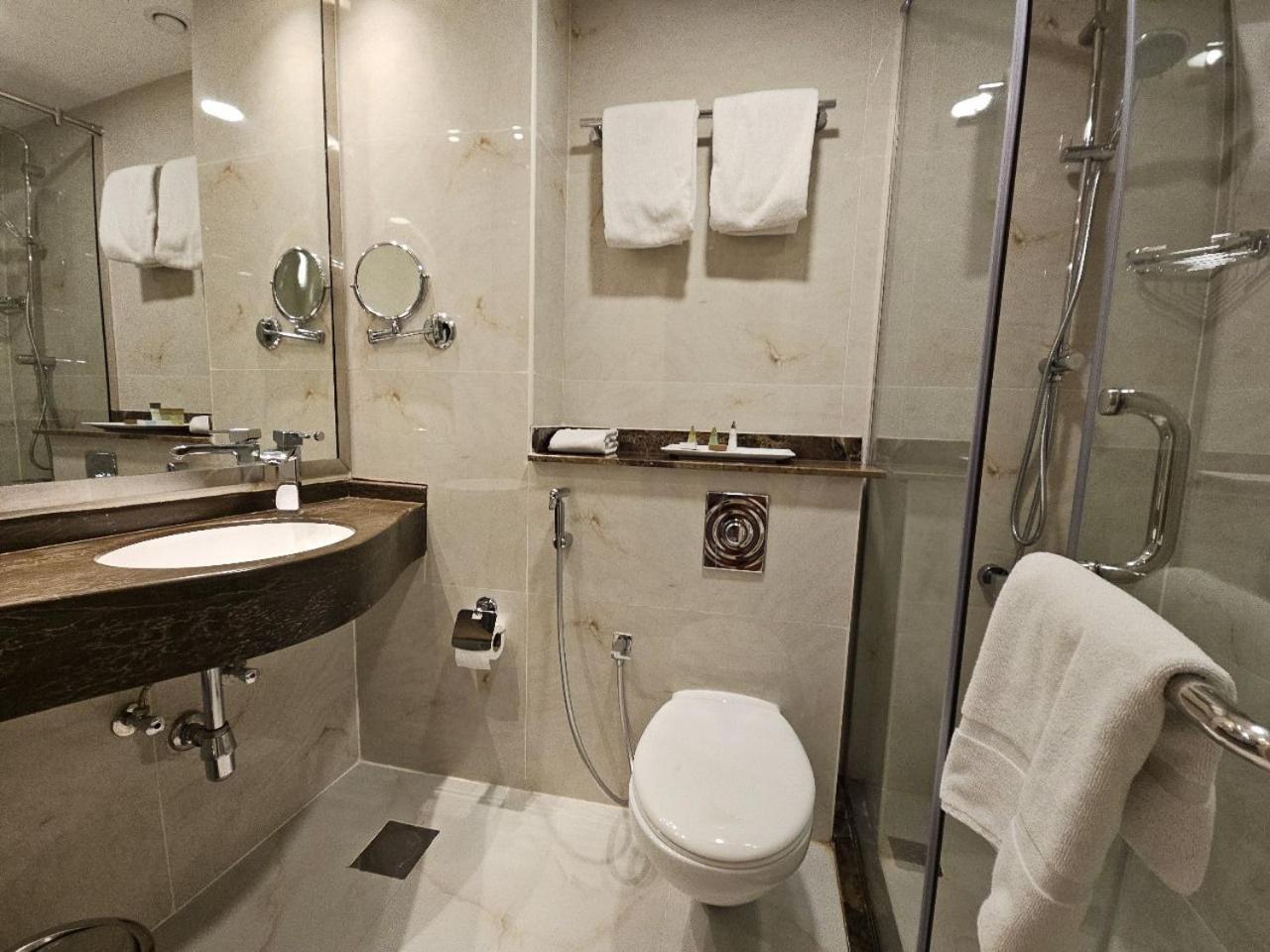 Royal Concorde Hotel & Suite Дубай Экстерьер фото
